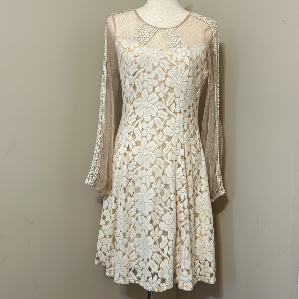 Ryu Cream and White Floral Lace Long-Sleeve Wedding Dress